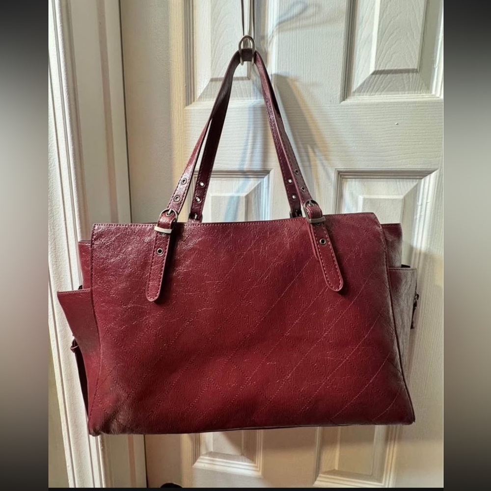Steve Madden Elegant Burgundy Tote Bag - Picture 5 of 5